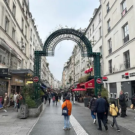 Unique At The Bourse * Parigi